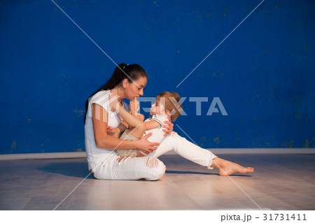 mom keeps her son at the hands mom keeps her son at the hands 31731411