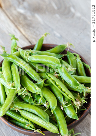 Green peas in a dish Green peas in a dish 31731912