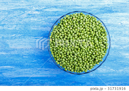 Fresh green peas 31731916