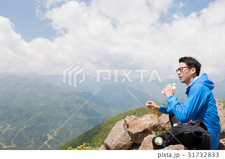 登山　トレッキングイメージ　 31732833