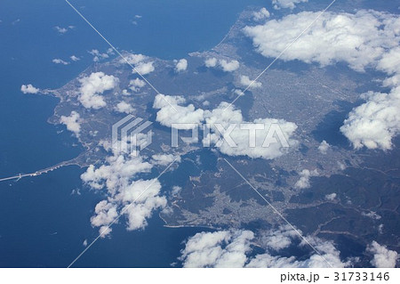瀬戸内海最大の島、淡路島南部の南あわじ市と神戸淡路鳴門自動車道の大鳴門橋を上空から見る 31733146