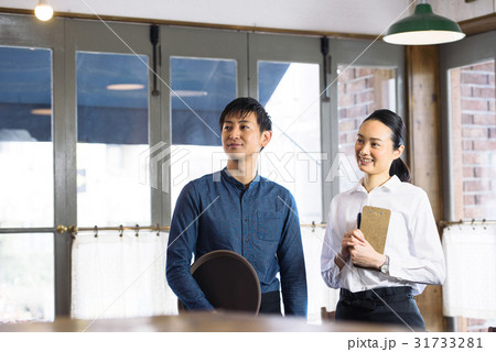 若いカフェ店員 31733281