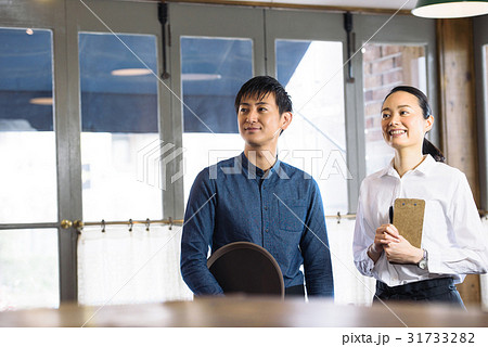 若いカフェ店員 31733282