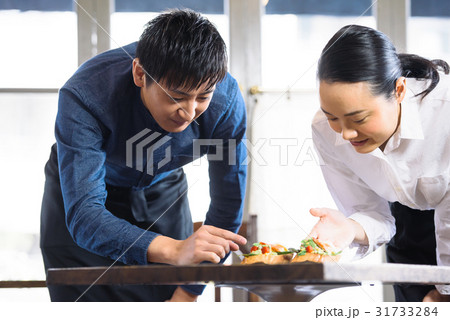 若いカフェ店員 若いカフェ店員 31733284