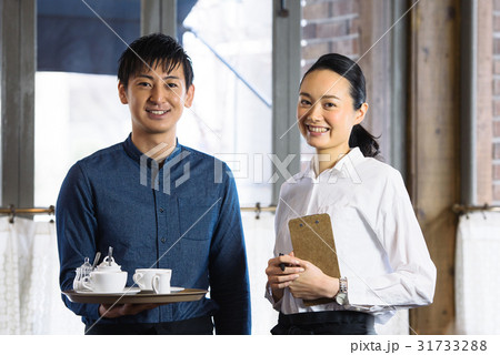 若いカフェ店員 31733288
