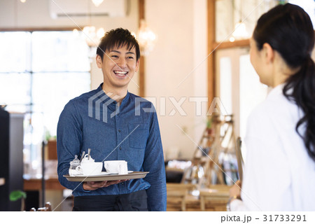若いカフェ店員 若いカフェ店員 31733291