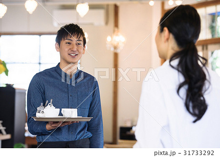 若いカフェ店員 31733292
