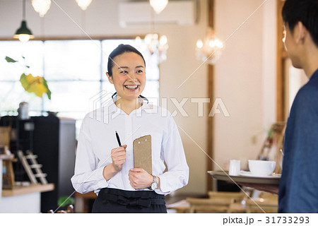 若いカフェ店員 31733293