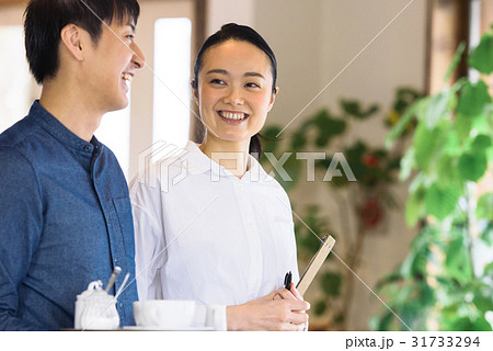 若いカフェ店員 31733294