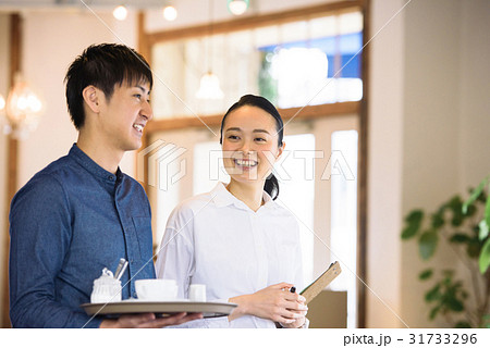 若いカフェ店員 若いカフェ店員 31733296
