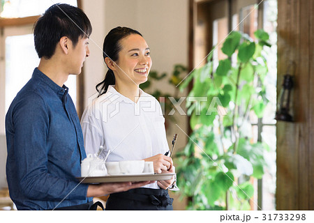 若いカフェ店員 31733298