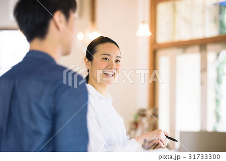 若いカフェ店員 31733300