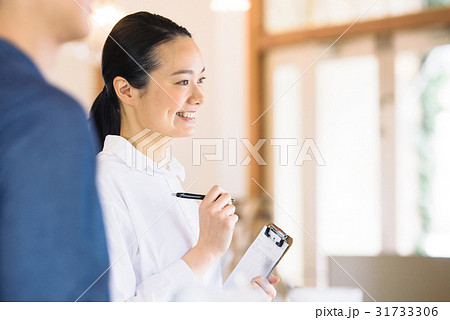 若いカフェ店員 31733306