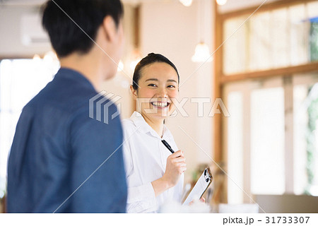 若いカフェ店員 31733307