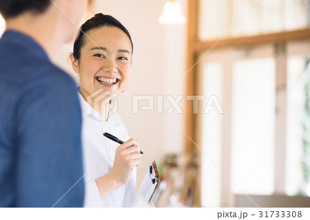 若いカフェ店員 若いカフェ店員 31733308
