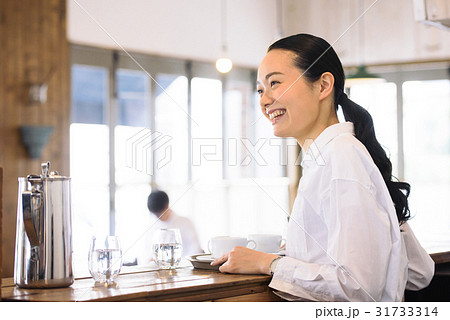 若いカフェ店員 31733314