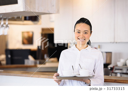 若いカフェ店員 31733315