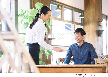 若いカフェ店員 若いカフェ店員 31733320