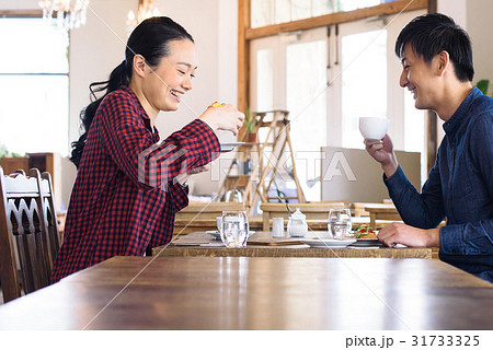 若いカフェ店員 31733325