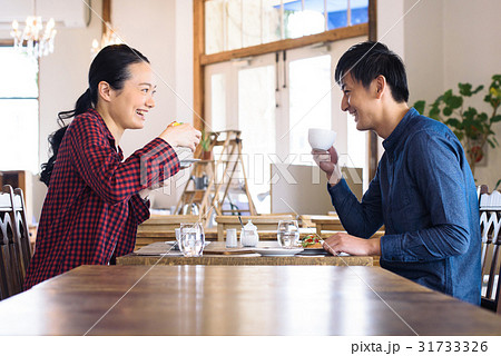 若いカフェ店員 31733326