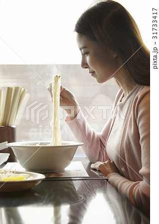 大学生 食事 若い女性 31733417