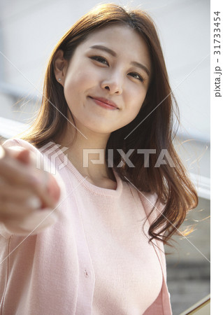 大学生 手出し 手を伸ばす 31733454