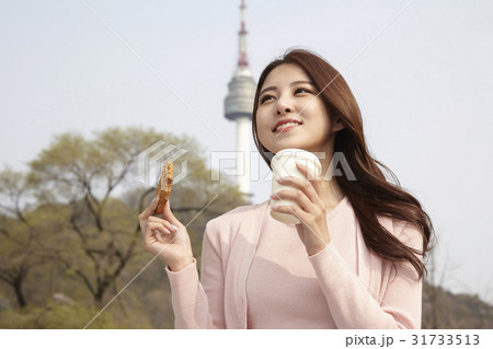 お菓子 大学生 若い女性 31733513