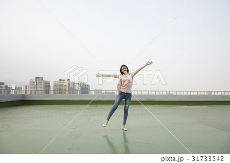 余裕 若い女性 快適 31733542