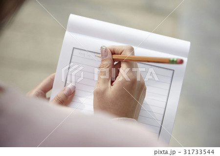 考え 考える 若い女性 31733544