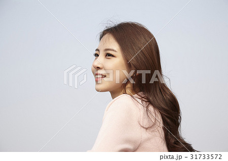 余裕 若い女性 快適 31733572