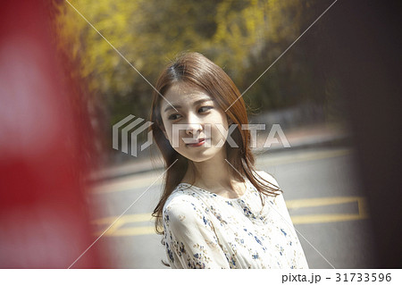道路 余裕 若い女性 31733596