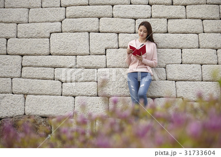 読書 女性 女 31733604