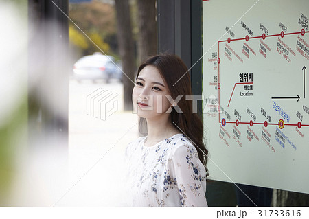 バス停 余裕 女性 31733616