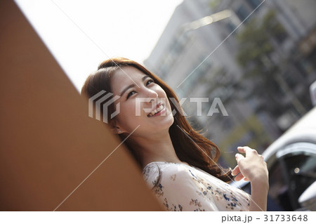 余裕 若い女性 楽しみ 31733648