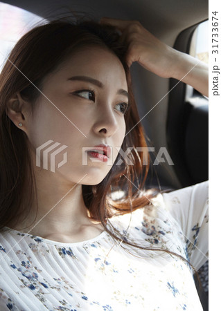 頭怪奇 頬杖 考え 31733674