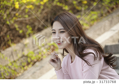 長い髪 ロングヘア 笑い 31733768