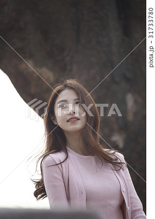 余裕 若い女性 快適 31733780