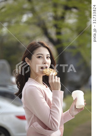 お菓子 大学生 若い女性 31733824