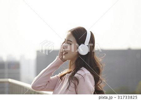 音楽 音楽鑑賞 若い女性 31733825