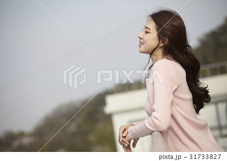 目を閉じる 若い女性 快適 31733827