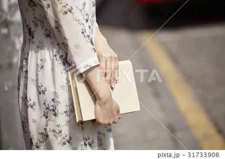 大学生 若い女性 本 31733906