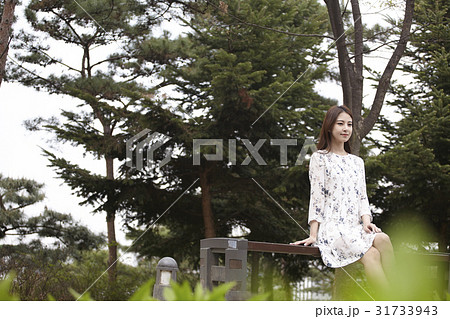 余裕 若い女性 快適 31733943