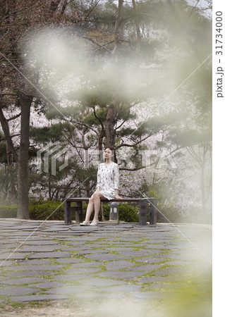 公園 若い女性 快適 31734000