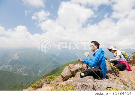 登山　トレッキングイメージ　 31734414