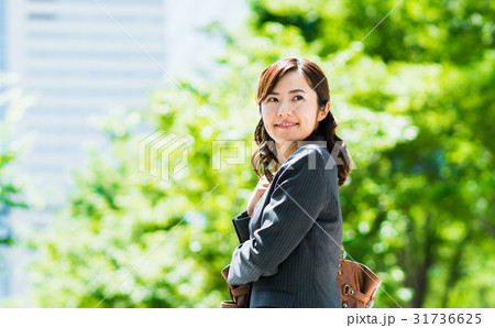 ビジネスウーマン（新緑） 31736625