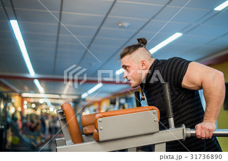 Focused man doing dips in the gym 31736890