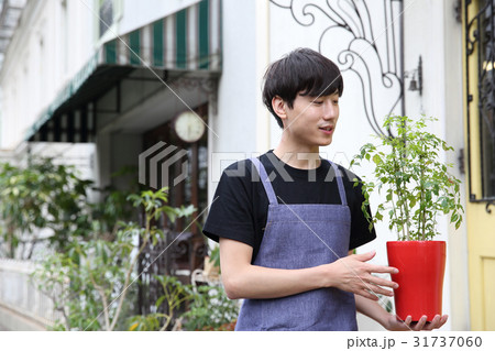 植木鉢を持つ男性の写真素材