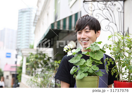 植木鉢を持つ男性 31737076