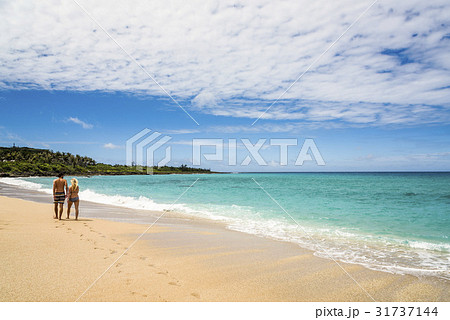 Vacation couple walking on beach together 31737144