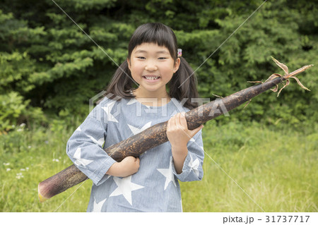 竹の子を抱える女の子 竹の子を抱える女の子 31737717